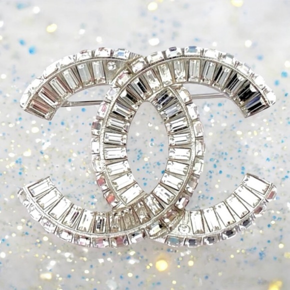 🆕 CHANEL Classic Silver-Tone CC Baguette & Square Cut Crystal Brooch • GIFTABLE - Picture 1 of 8